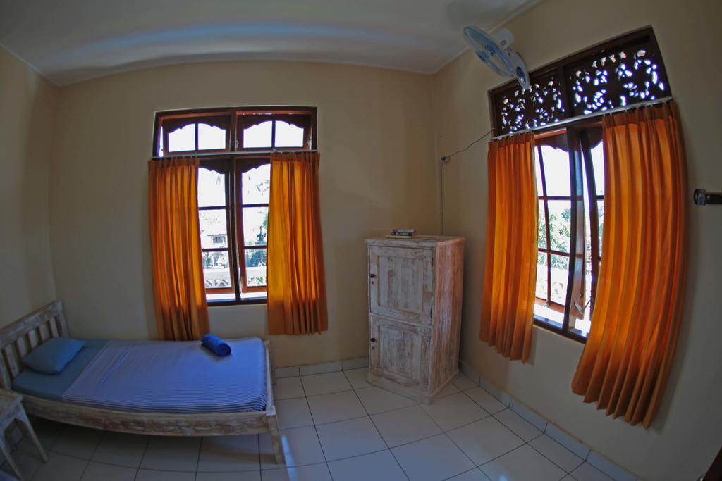 Surfers House Hotell Kuta Lombok Rum bild