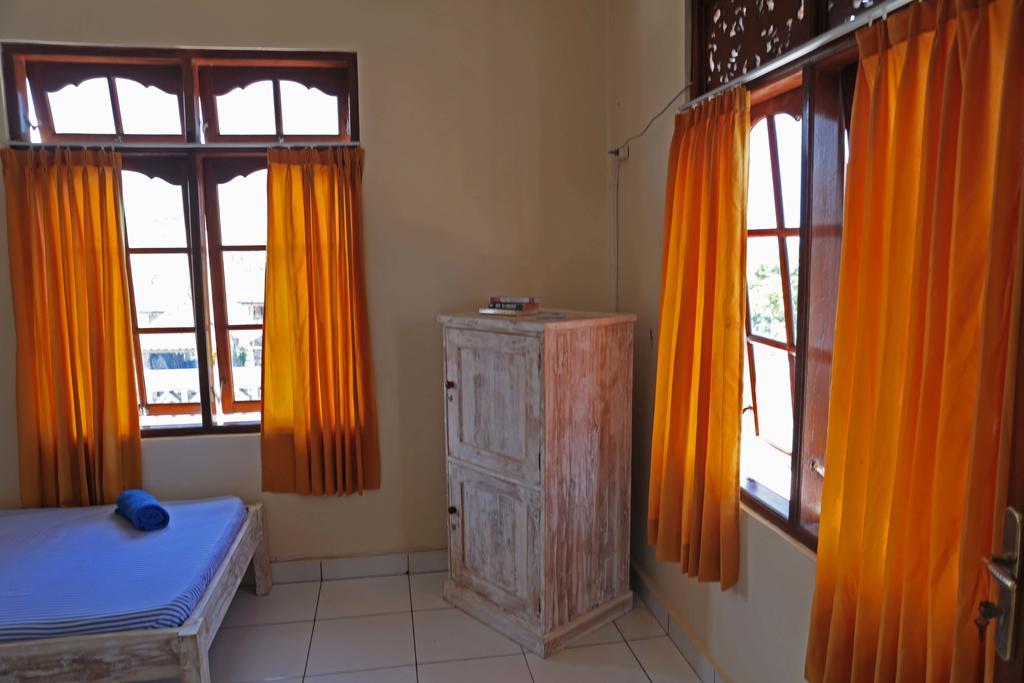 Surfers House Hotell Kuta Lombok Rum bild