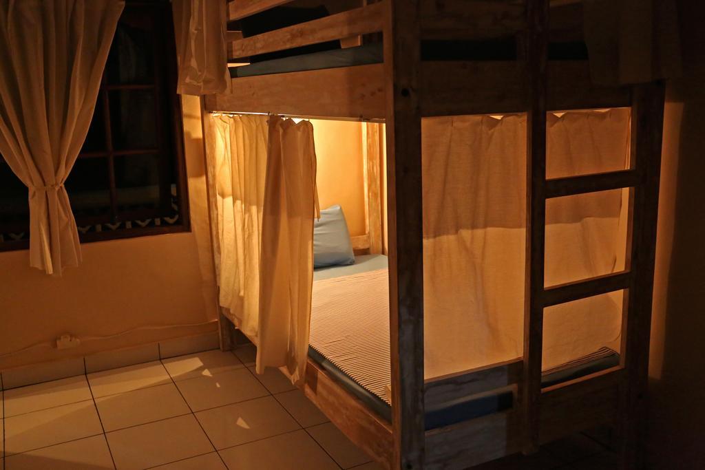 Surfers House Hotell Kuta Lombok Exteriör bild